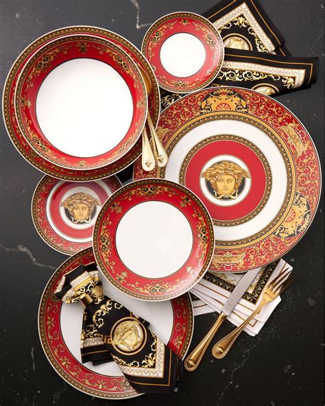 versace glazen tafel|Versace red plates.